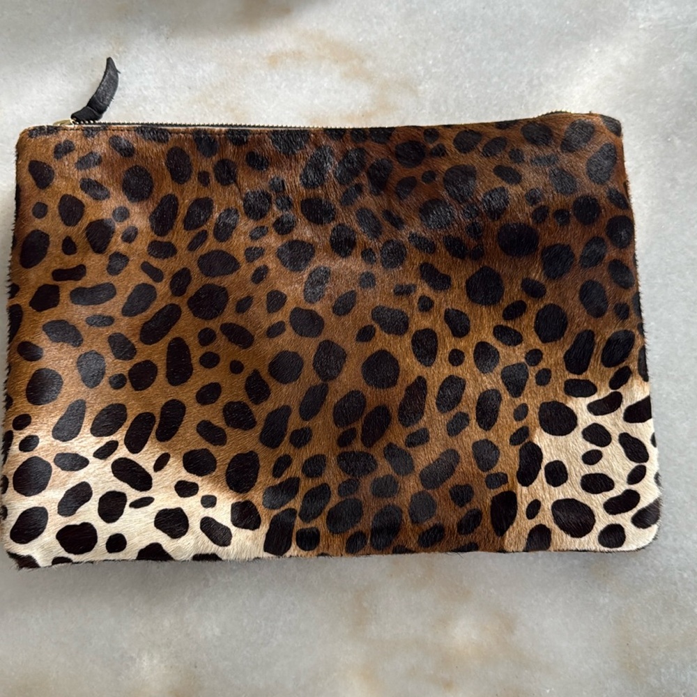 CLARE V LEOPARD CLUTCH
Flat pouch! Perfect condition. Beautiful-unique pattern.